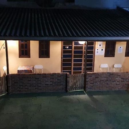 Man Cave Hostel 贝洛哈里桑塔 外观 照片